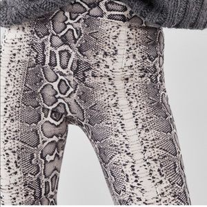 flared pants slangenprint bershka
